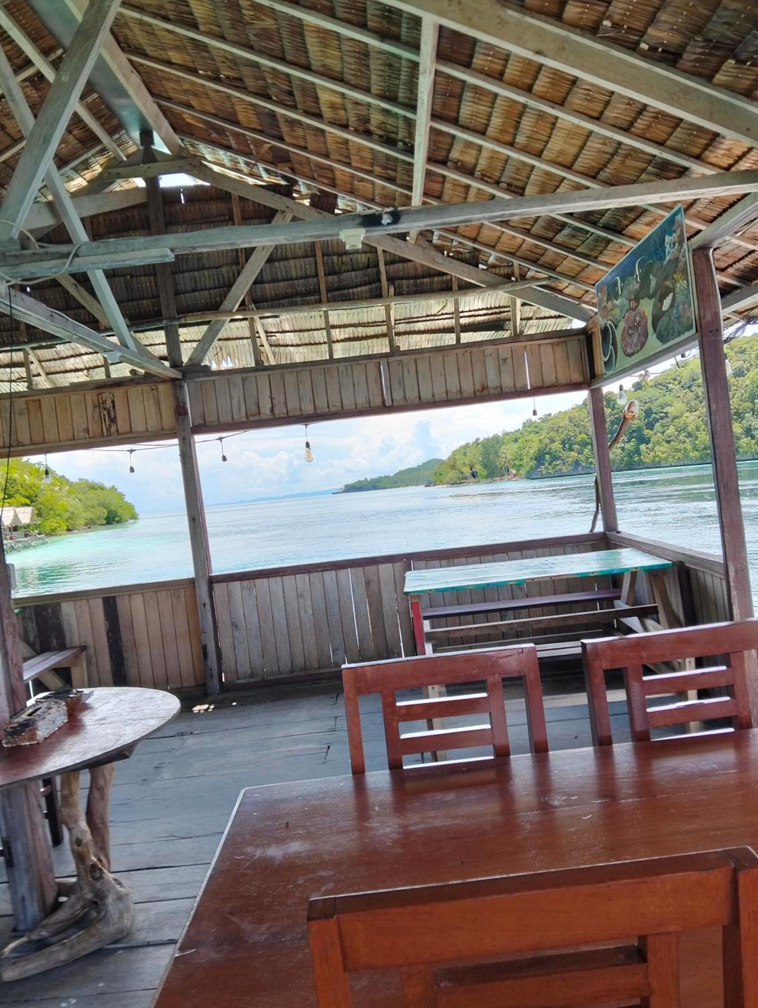 Meos Ambower Homestay Raja Ampat Fam Exterior foto